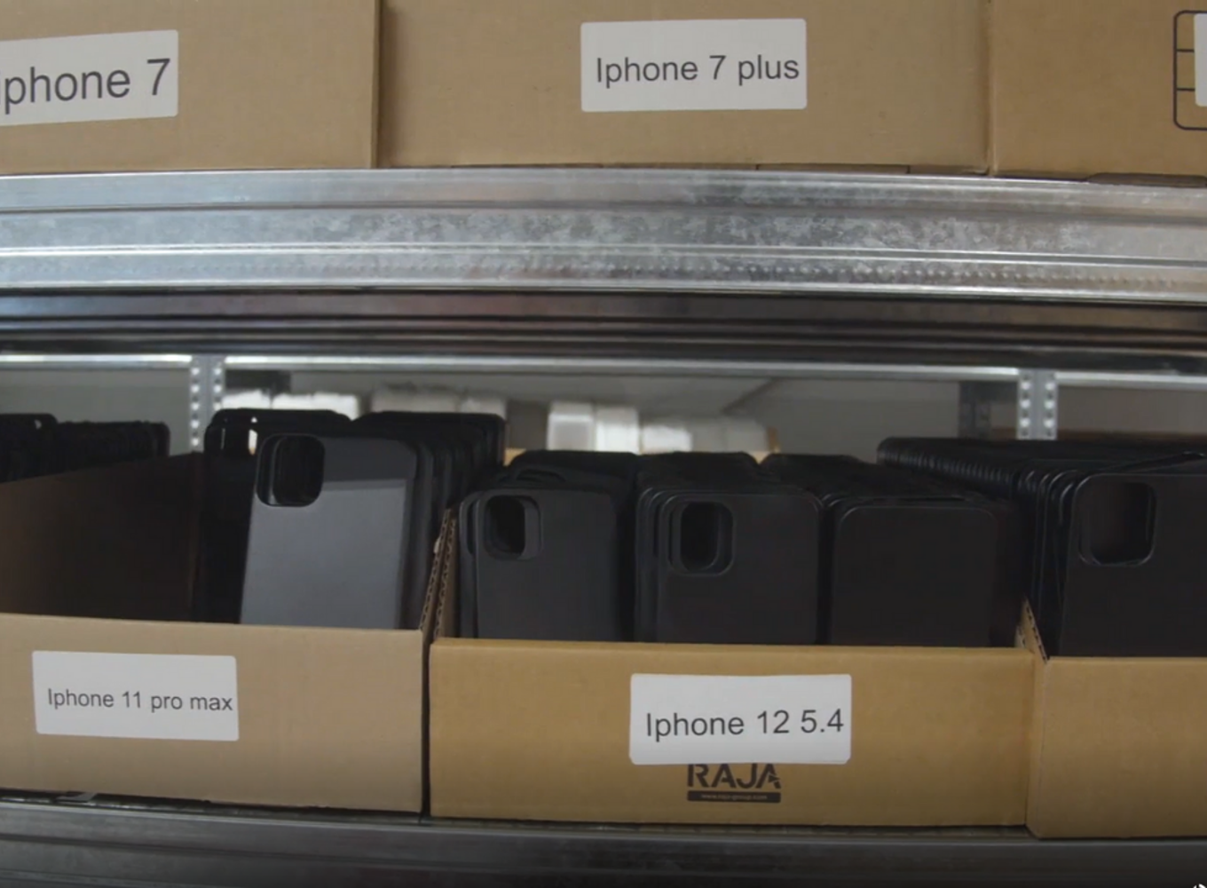 In het oude pand worden custom smartphonehoesjes bedrukt - tenminste: de kleine aantallen - hier een glimp van nog onbedrukte hoesjes.