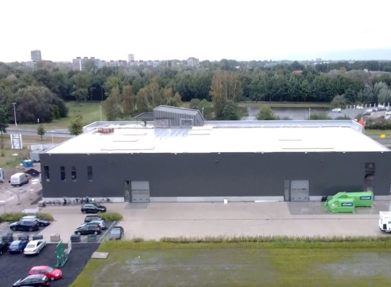 Bouwpersoneel rijdt nog af en aan, dus het is nog niet 100% af, maar het pand staat er! Marcel: "Hier hebben we voorlopig genoeg ruimte om te groeien."